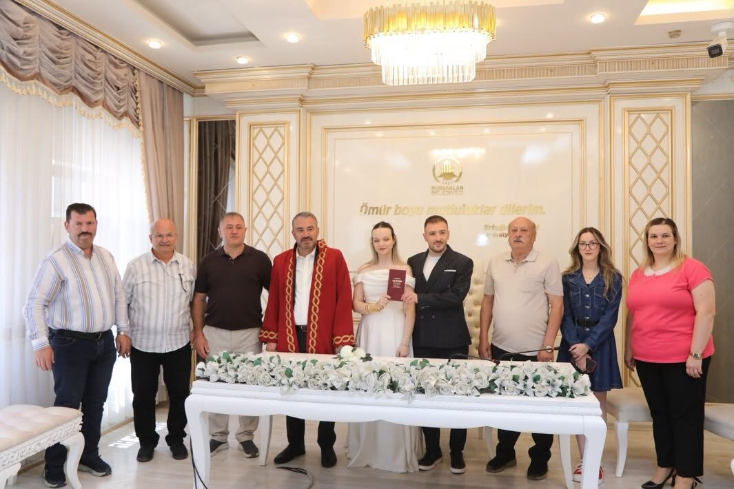 belediyeden-populer-tarihte-nikah-kiyan-ciftlere-jest