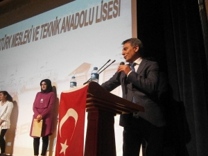 Lise Öğrencilerinin Mezuniyet Sevinci