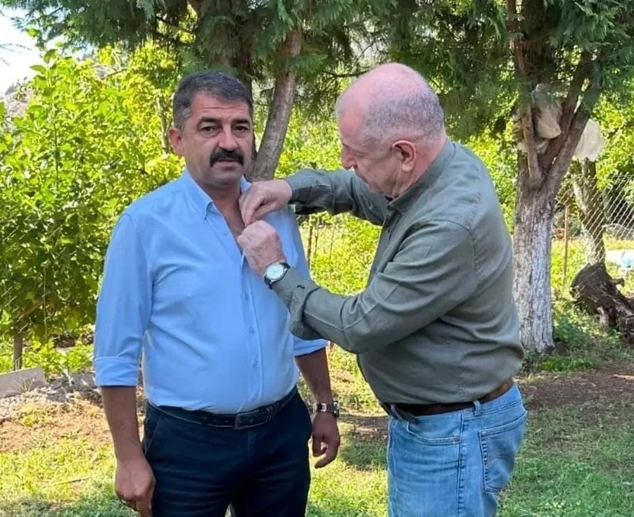 denizli-de-bir-garip-siyasi-transfer-hikayesi-rozeti-birden-gogsume-takiverdi
