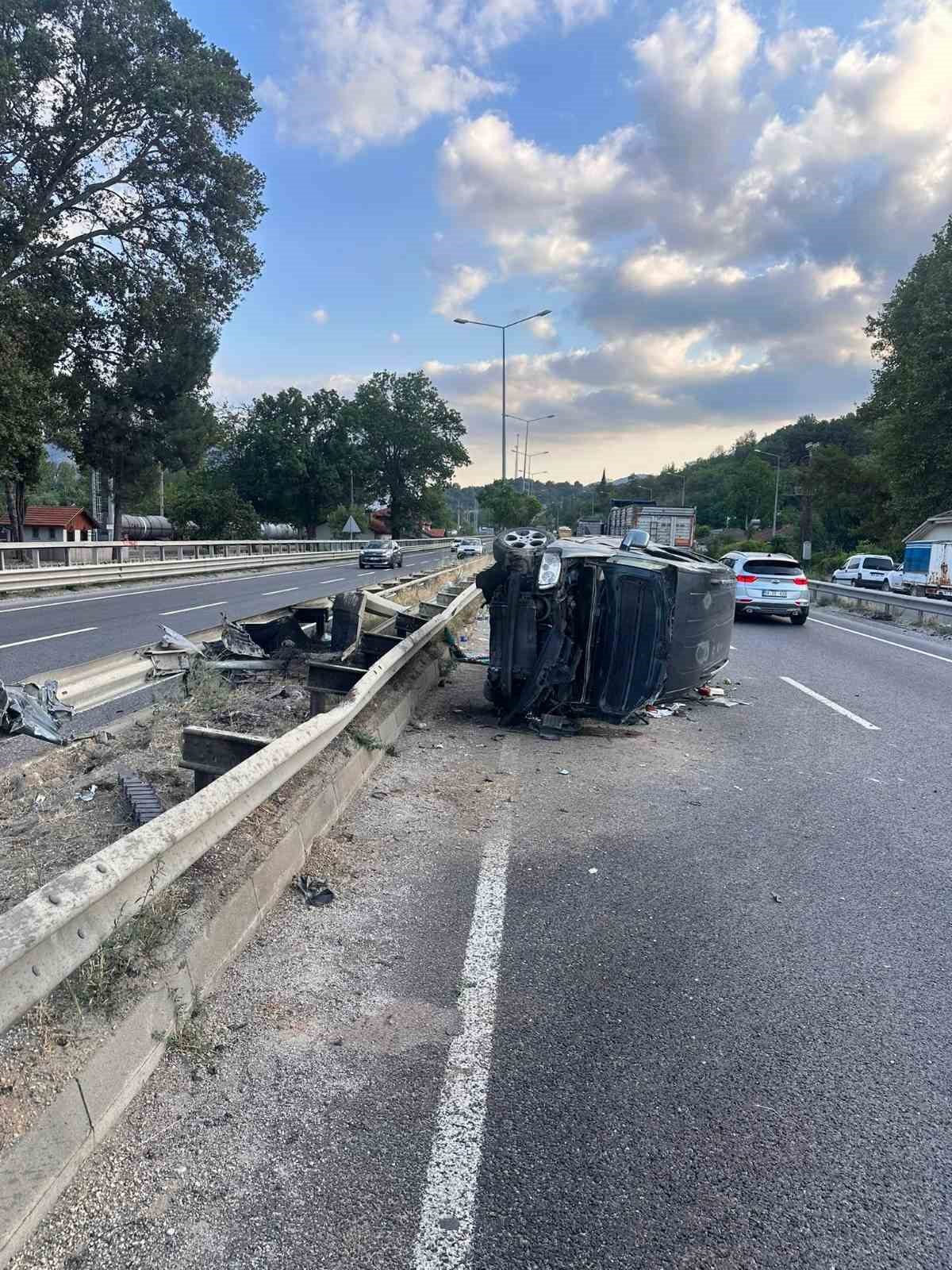 bilecik-te-otomobil-bariyerlere-carpti-3-yarali