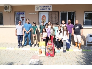 Öğrenciler Yavru Köpekleri Elleriyle Besledi