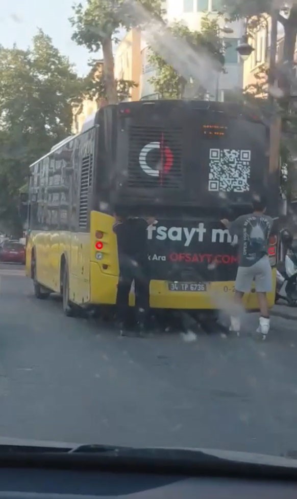 pendik-te-patenli-iki-gencin-trafikteki-ilginc-yolculugu-kamerada