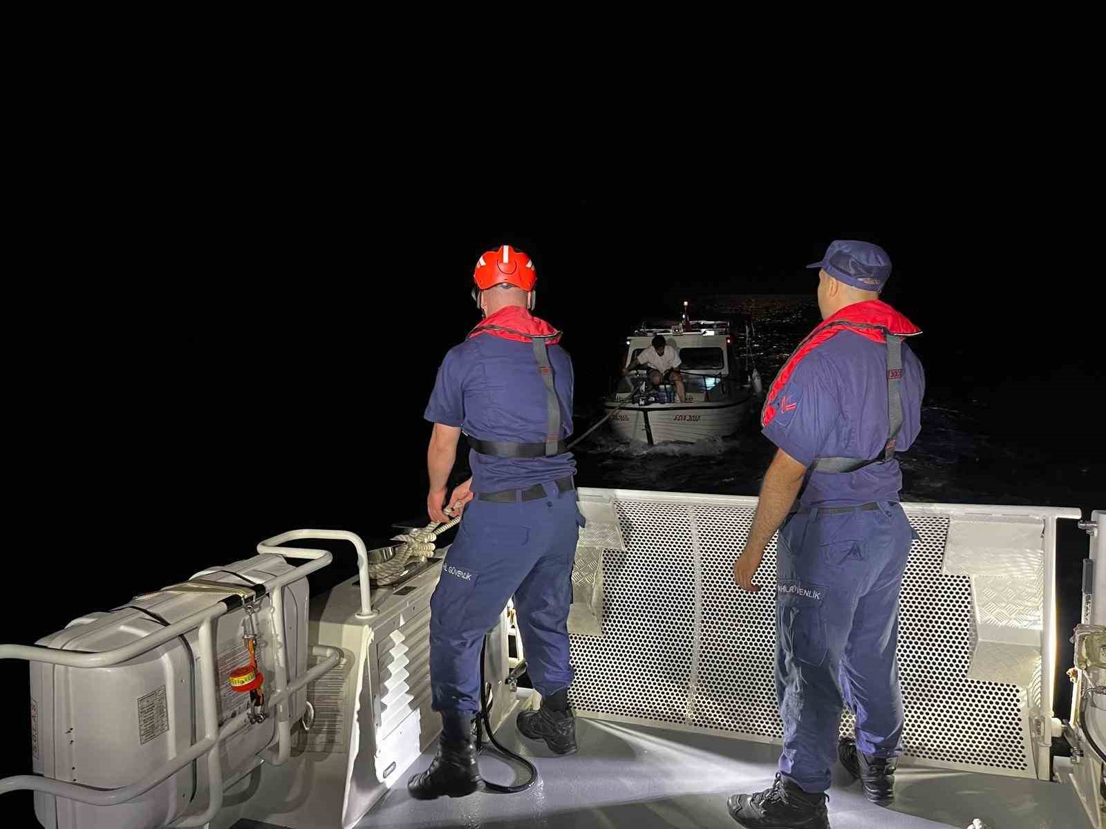 cesme-de-suruklenen-teknedeki-3-kisi-sahil-guvenlik-ekiplerince-kurtarildi