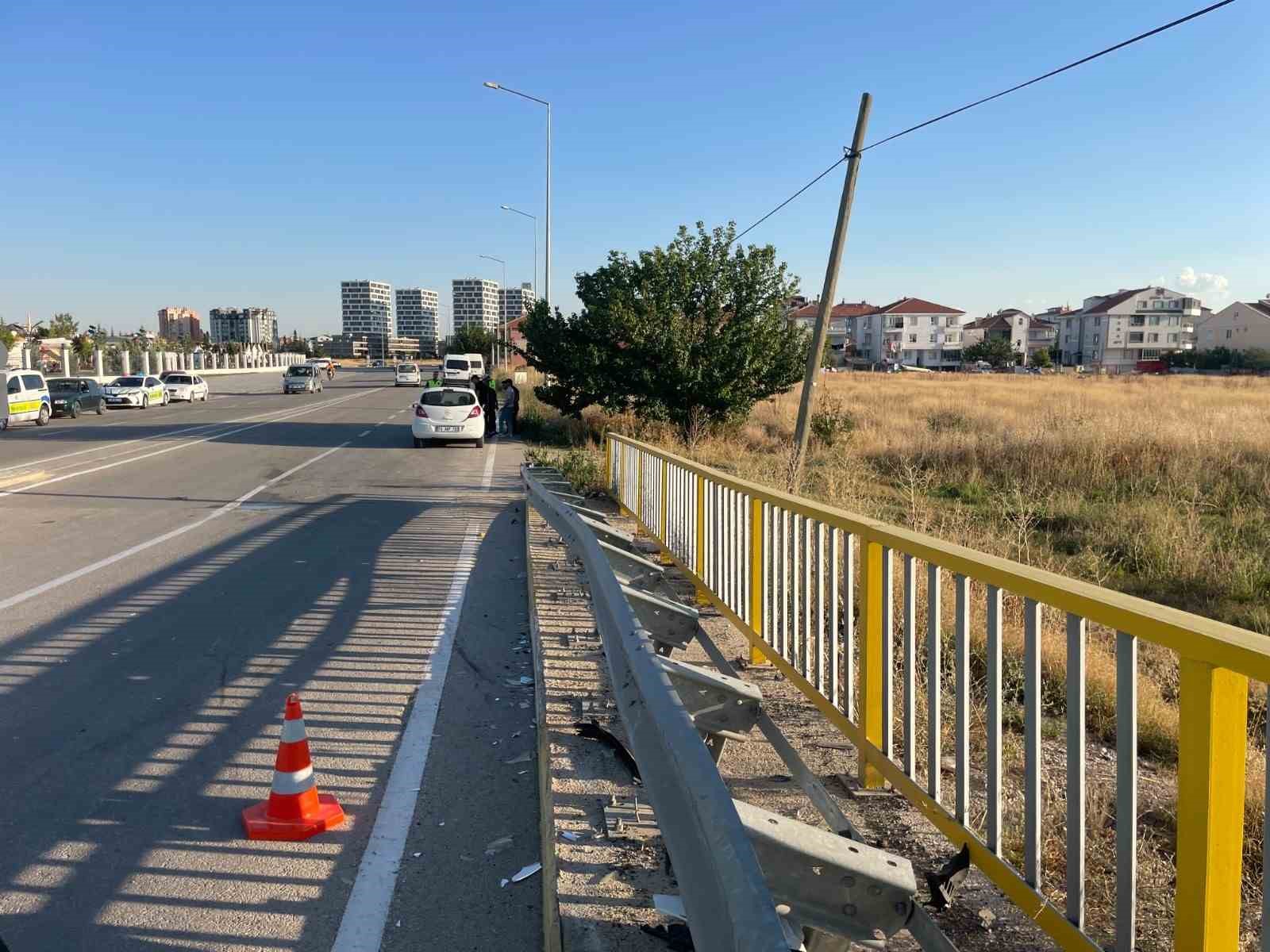 lastigi-patlayan-otomobil-bariyerlere-carpti-1-yarali