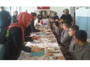 Ak Partili Kadınlardan Mehmetçiğe Ev Yemeği