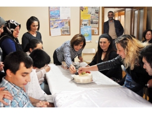 Otizmli Çocukların Annelerine Kutlama Jesti