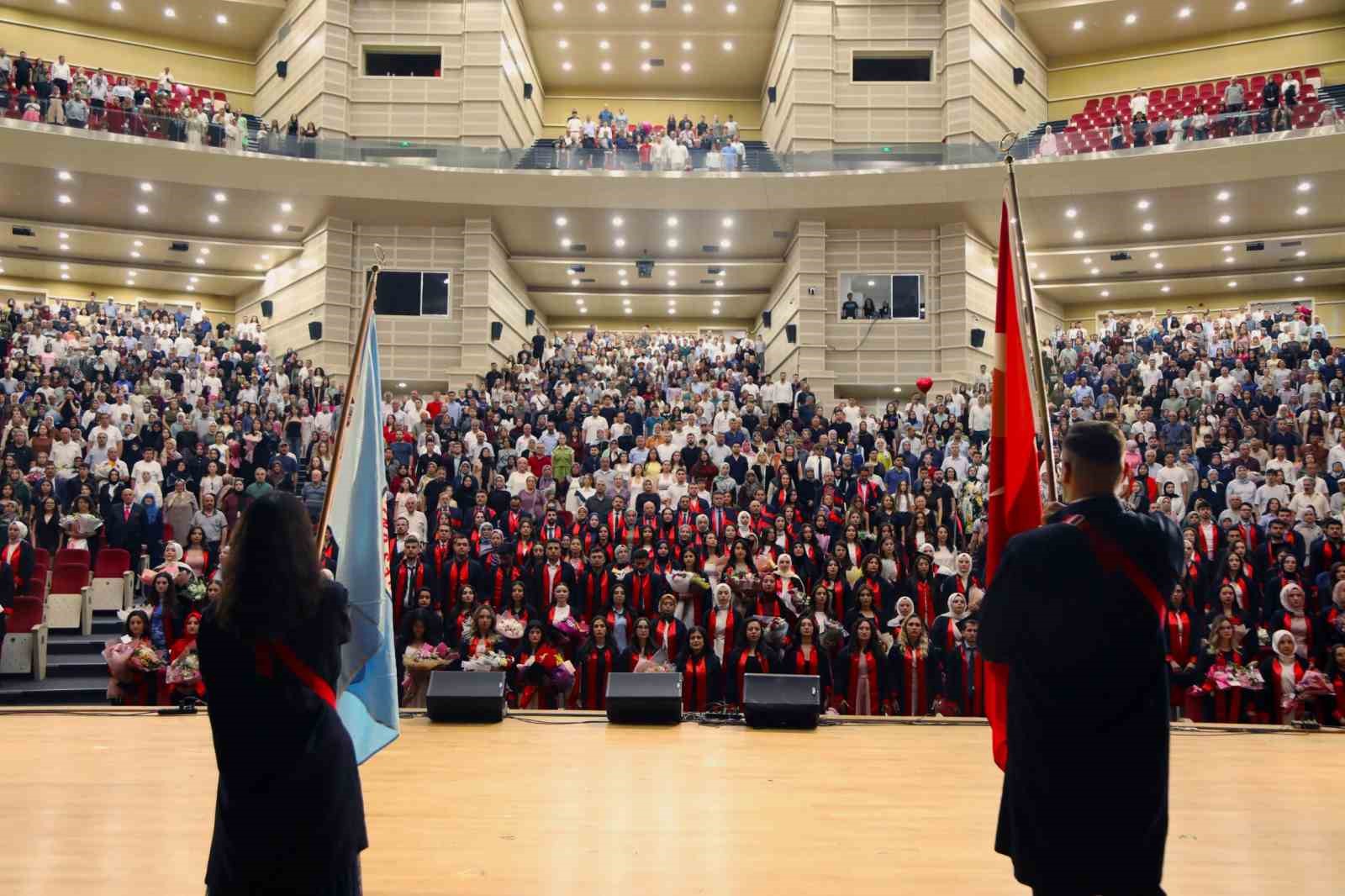 eru-egitim-fakultesi-yeni-mezunlarini-verdi