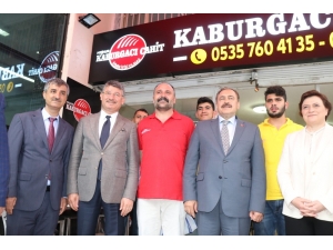 Bakan Eroğlu Esnafa Orman Çayı Dağıttı
