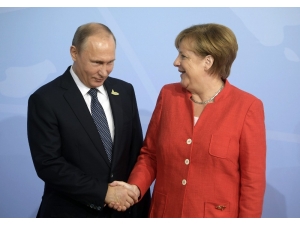 Putin Ve Merkel, İran Nükleer Krizini Görüştü
