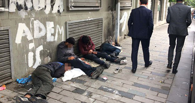 Beyoğlu'nda Bonzai İçip Kendinden Geçen Gençlere Kimse Aldırış Etmedi