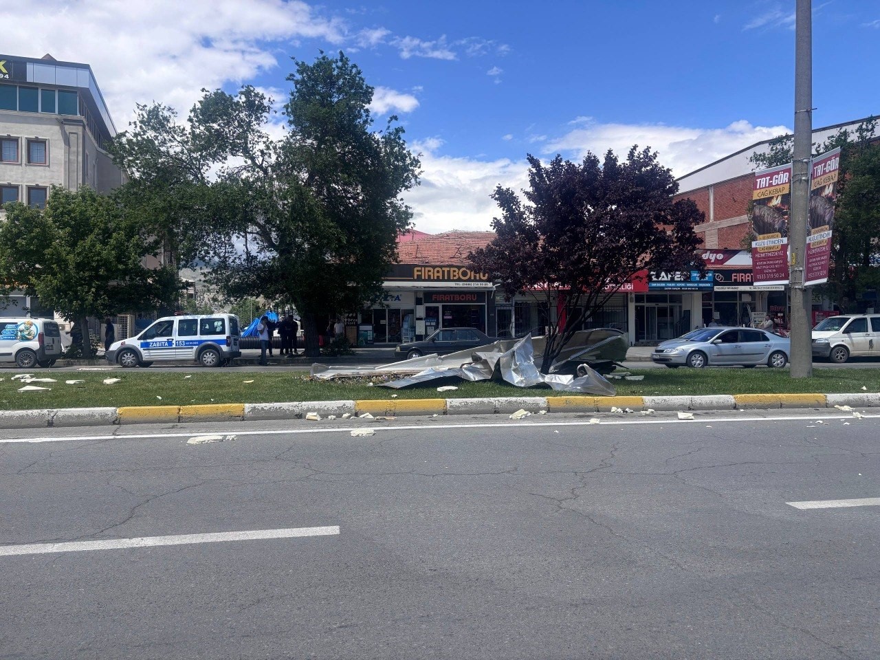 erzincan-da-siddetli-ruzgardan-agaclar-devrildi-catilar-uctu