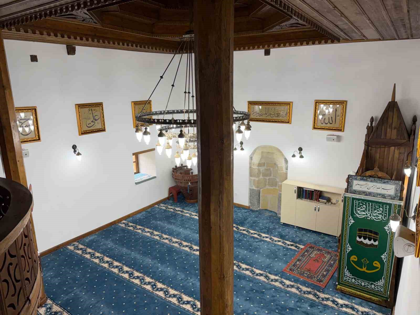 savsat-ta-tarihi-cami-osmanli-tarzi-hatlarla-bezendi