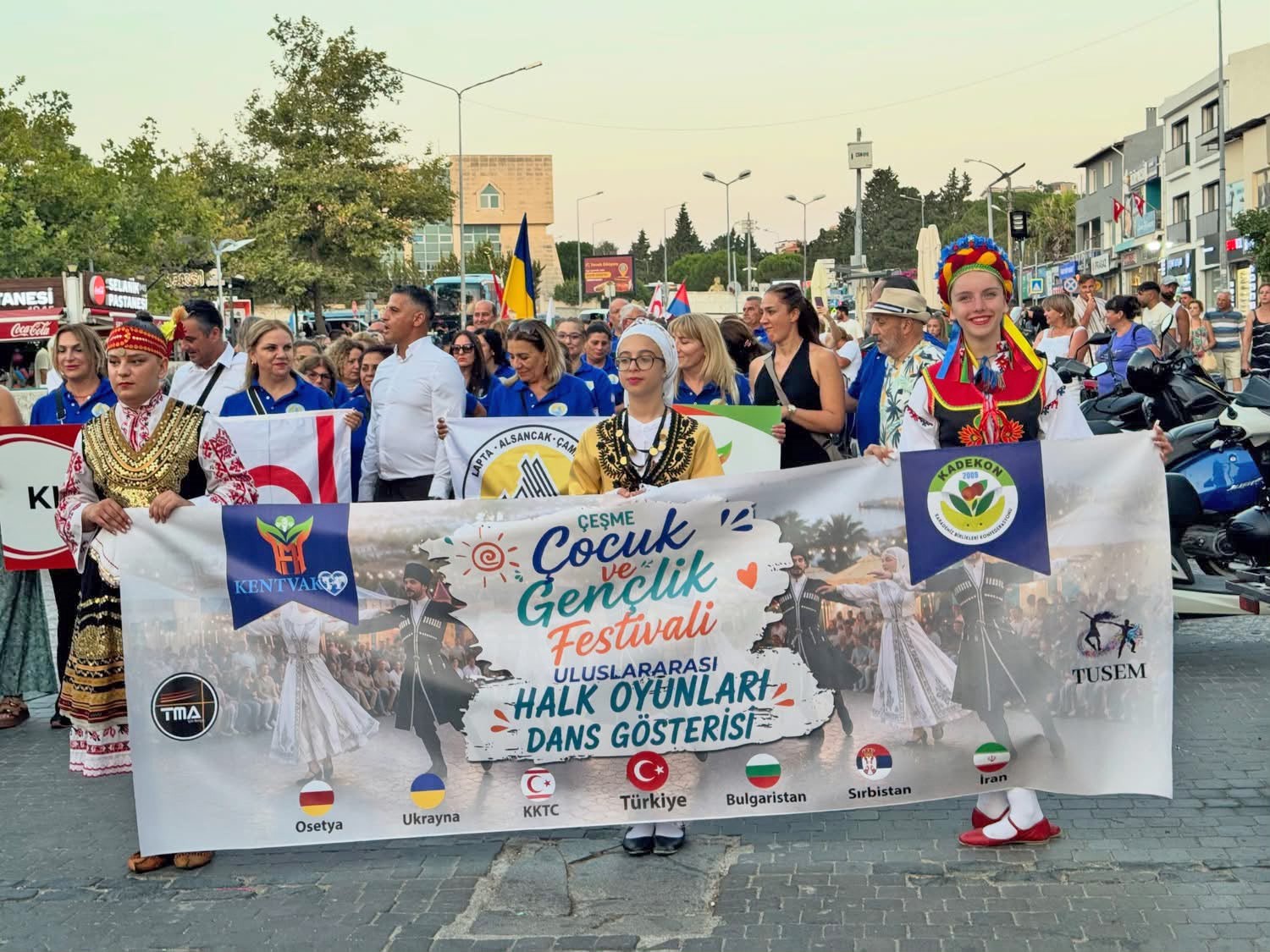 cesme-de-uluslararasi-halk-danslari-soleni