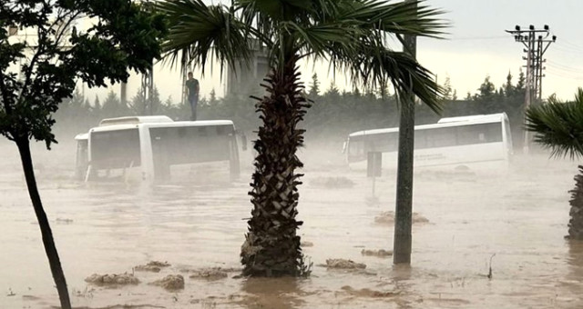 Kilis'teki Sağanak Yağış Hayatı Felç Etti! Sel Suları Otobüslerin Boyuna Ulaştı