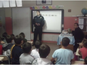 Polislerden İlkokul Öğrencilerine Trafik Eğitimi