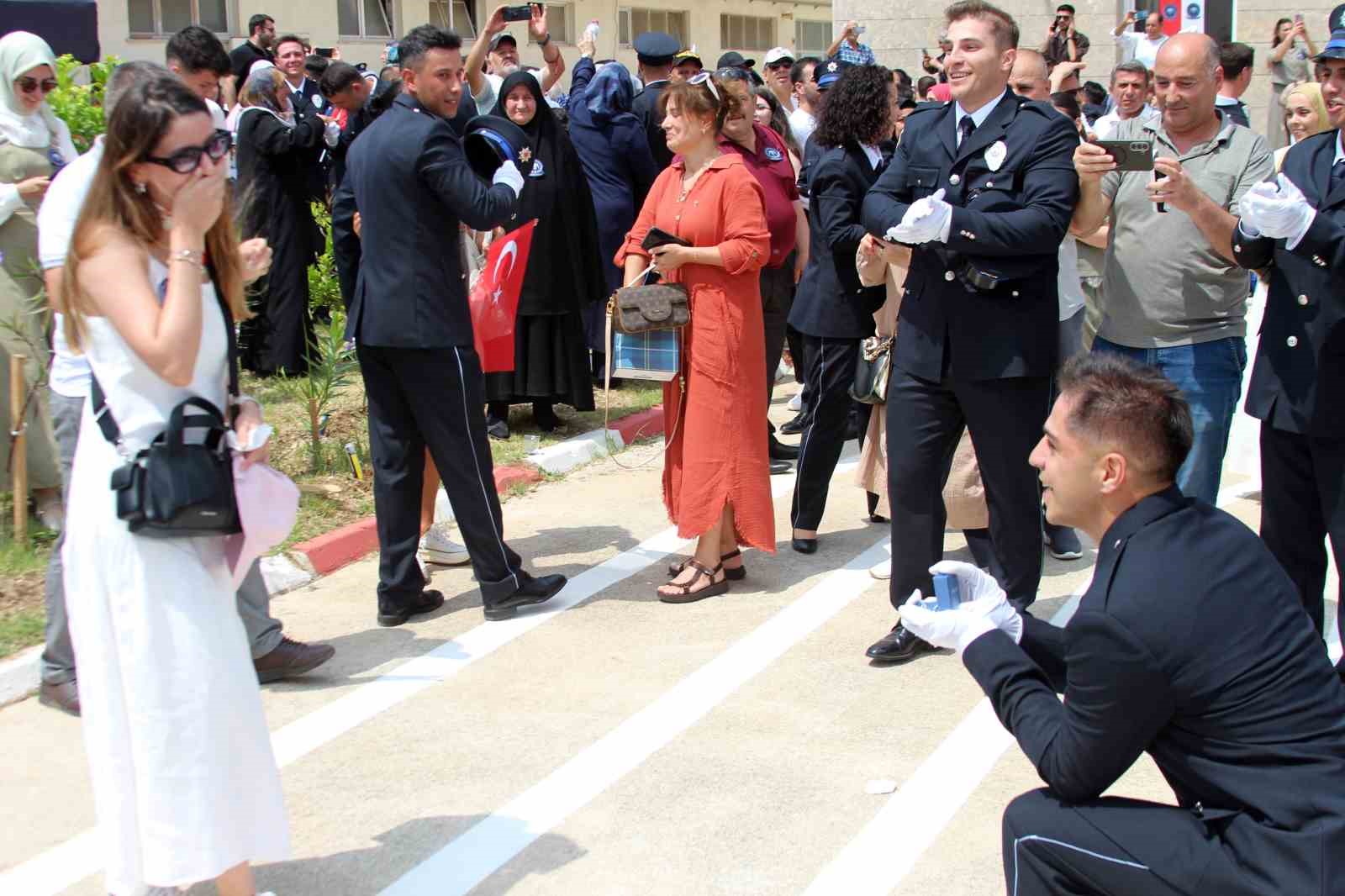 polis-yemin-toreninin-ardindan-surpriz-evlilik-teklifi