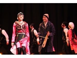 Anadolu Üniversitesi’nde Halk Dansları Gecesi