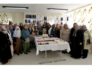 Çukurhisar Belde Evi Kursiyerlerinin Yıl Sonu Sergisi Açıldı