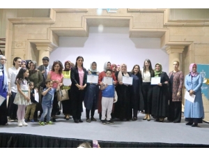 Anne Okulu Mezunlarını Verdi