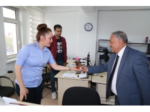 Niğde Belediyesinden Anneler Günü İçin Binlerce Çiçek Dağıttı