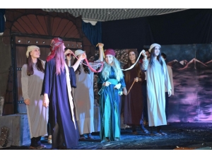 Kozluk’ta ’Mahmud İle Yezida’ Tiyatro Oyununa Yoğun İlgi