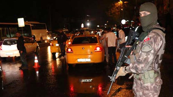 İstanbul'un 39 İlçesinde 2 Bin 400 Polisle Asayiş Operasyonu Yapıldı