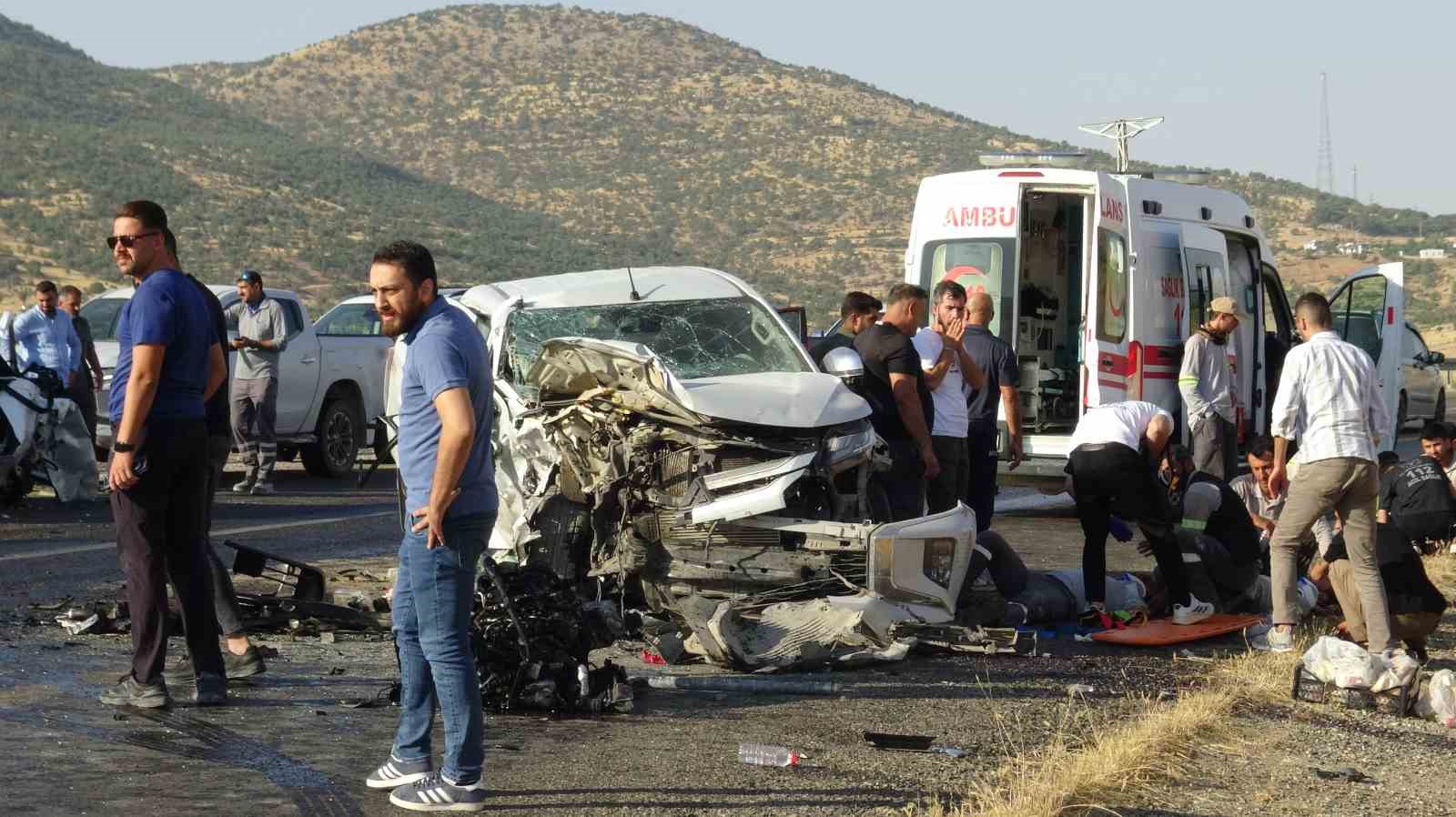 batman-da-pikap-ile-hafif-ticari-arac-carpisti-7-yarali