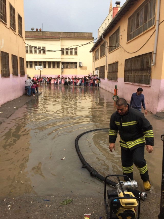 Okulda Mahsur Kalan Öğrencileri Itfaiye Ekipleri Kurtardı