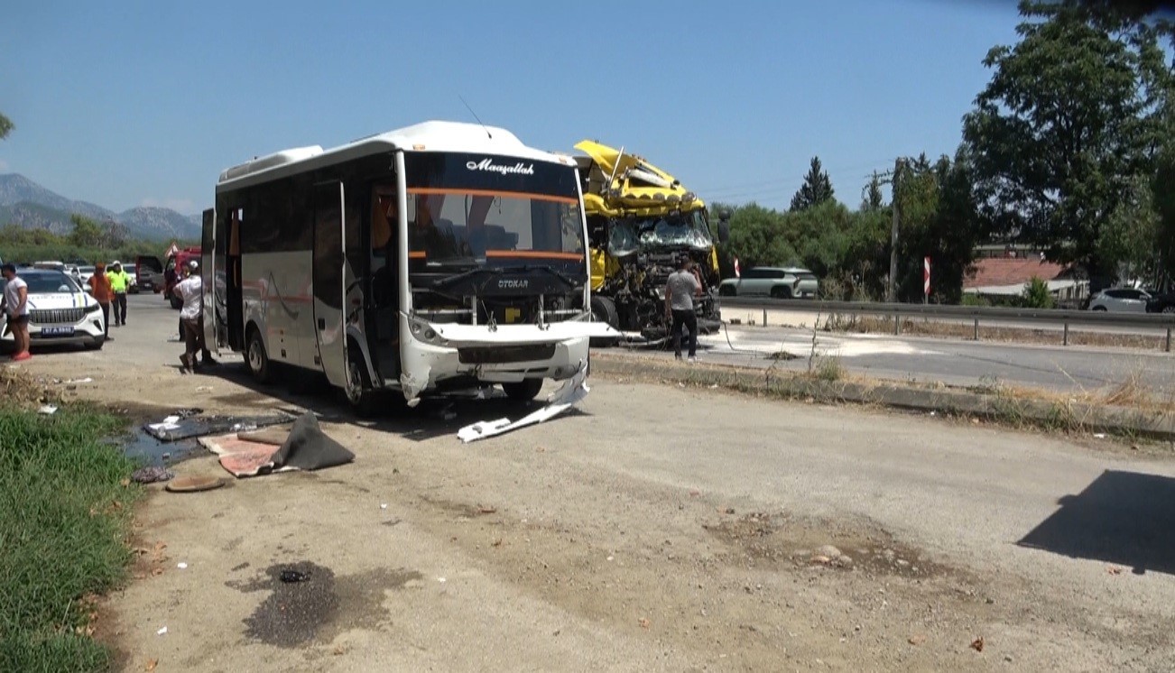 antalya-da-yolcu-indirmek-icin-duran-midibuse-tir-arkadan-carpti-11-yarali