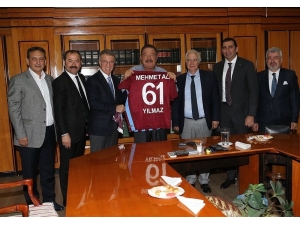 Trabzonspor Yönetimi, Onursal Başkan Mehmet Ali Yılmaz’ı Ziyaret Etti