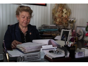 Hem Kendi Çocuklarının Hem De Mahallenin Annesi