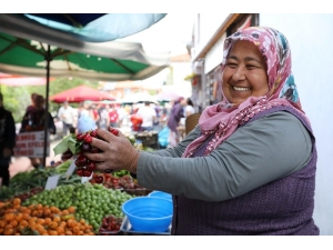 Binlerce İzmirli Belenbaşı Kiraz Festivali’nde Coştu