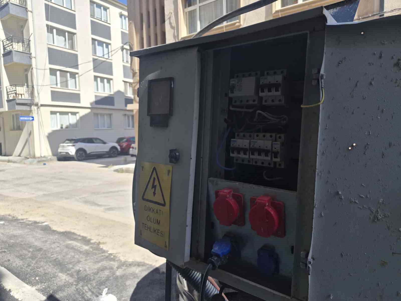 eskisehir-de-kapagi-acik-birakilan-elektrik-panosu-korkutuyor