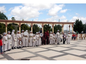 Suriyeli Yetim Çocuklar Uçurtma Şenliğinde Doyasıya Eğlendi