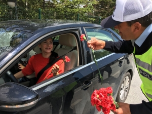 Trafik Polislerinden Annelere En Anlamlı Hediye