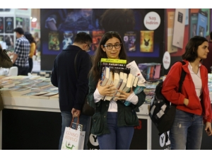12 Yaşındaki Kitap Sevdalısı 1 Senelik Harçlığı İle Kitap Fuarına Koştu