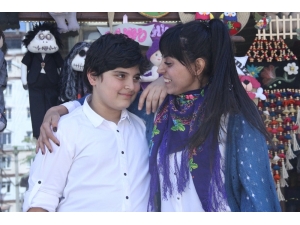 Anneler Günü’nde De Annesini Yalnız Bırakmadı