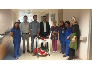 Duvarcı, Hemşirelere Karanfil Verip Günlerini Kutladı