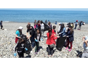 Cumhuriyet Ortaokulu Öğrencileri Plajı Temizledi