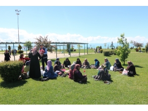 Beyşehir’de Zabıta Görevlilerinden Annelere Karanfilli Kutlama