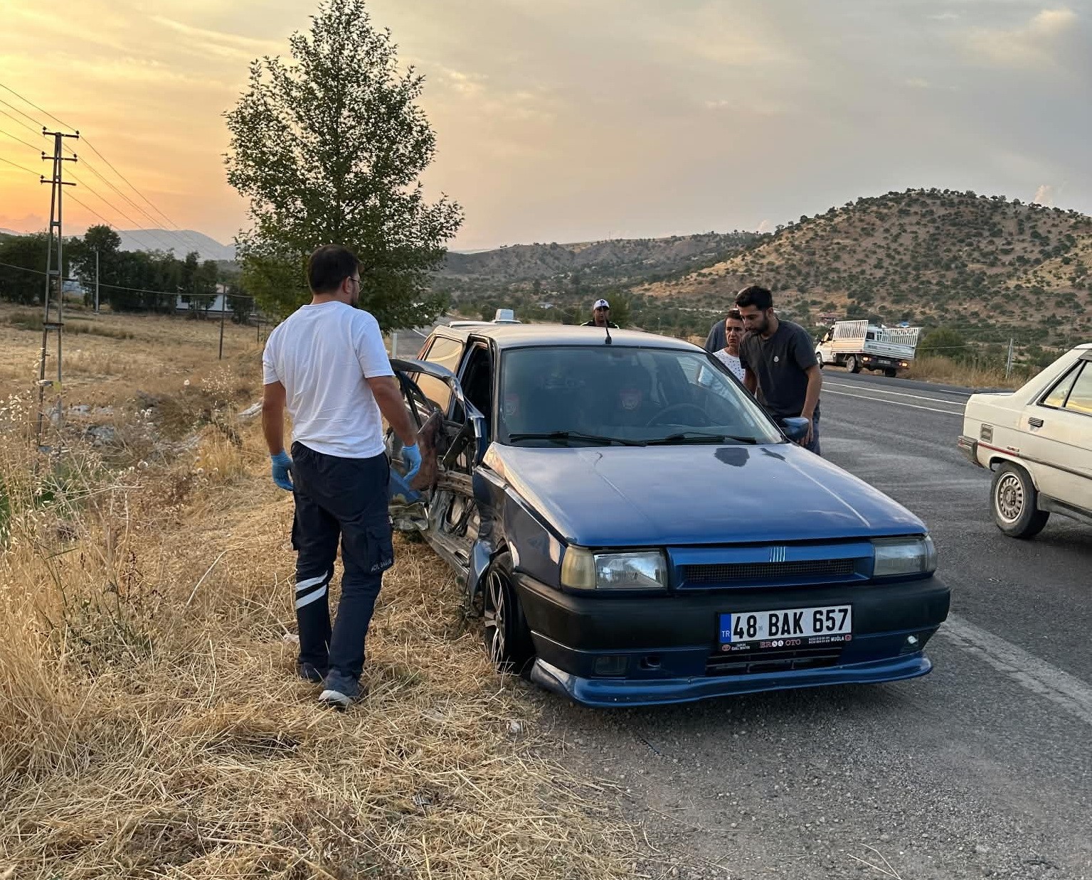 otomobil-ile-minibus-carpisti-2-yarali