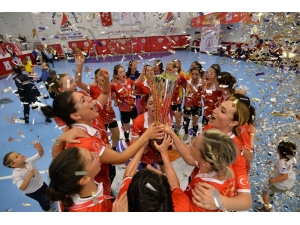 Türkiye Kadınlar Hentbol Süper Lig Şampiyonu Muratpaşa Belediyespor Kupasını Aldı