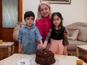 Çocuklar Vali Çakacak’ın Eşi Kevser Çakacak’ı Ziyaret Etti