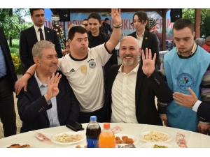 Bakan Demircan Engelli Anneler İle Piknikte Buluştu