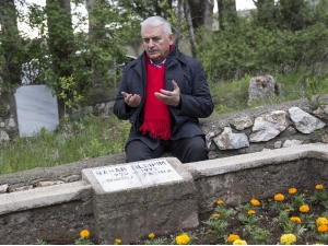 Başbakan Binali Yıldırım, Annesinin Mezarını Ziyaret Etti