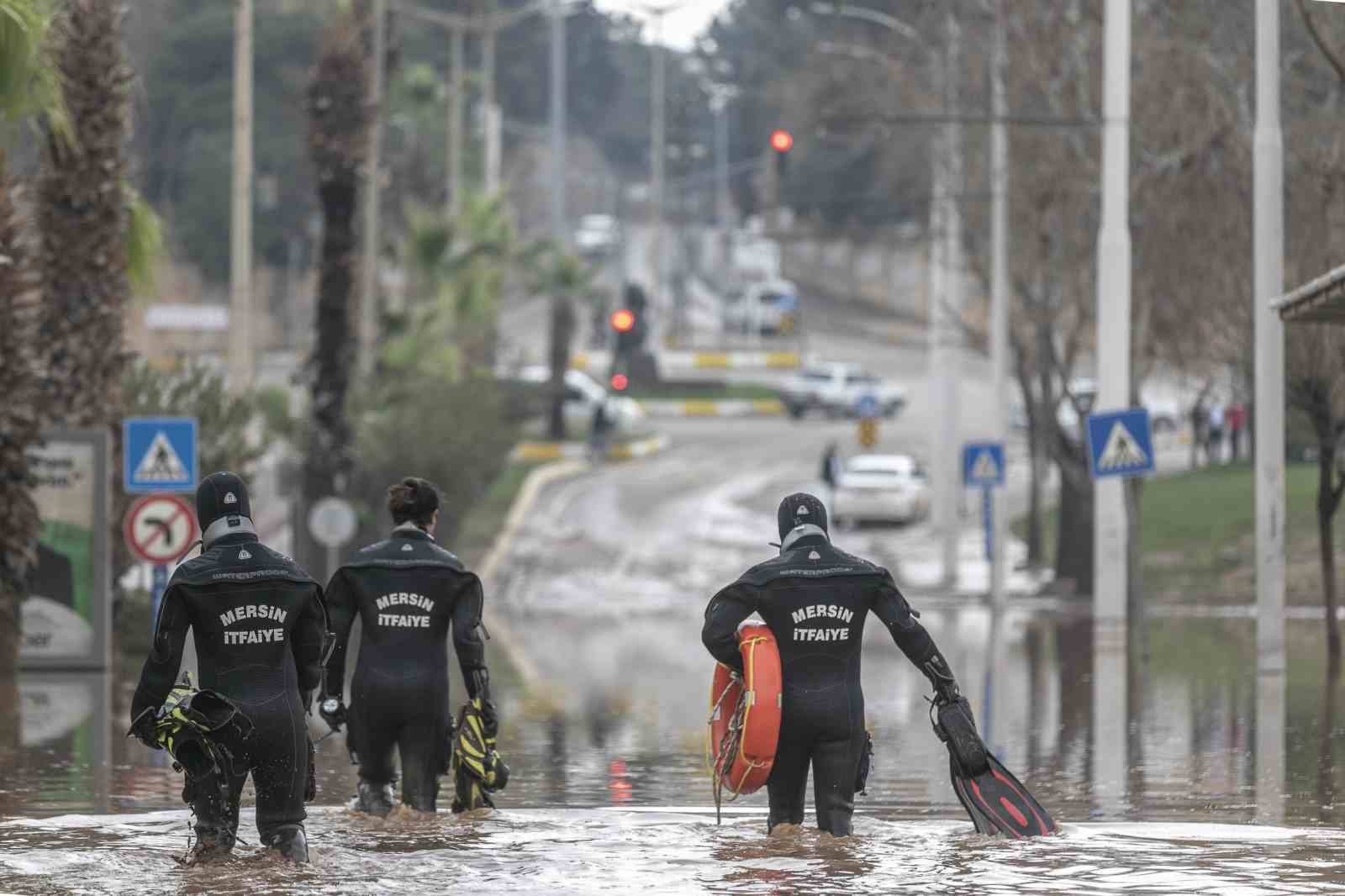 mersin-de-itfaiye-yilin-ilk-yarisinda-8-bin-37-vakaya-kostu