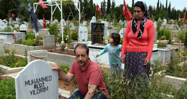 En Zor Anneler Günü! Tecavüz İftirasına Kurban Giden Oğlunu Mezarında Ziyaret Etti