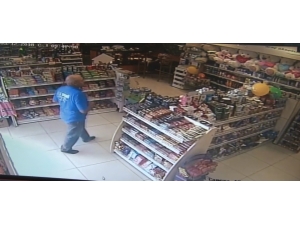 Çamurlu Ayakkabılarını Çıkarıp Çoraplarıyla Markete Girdi