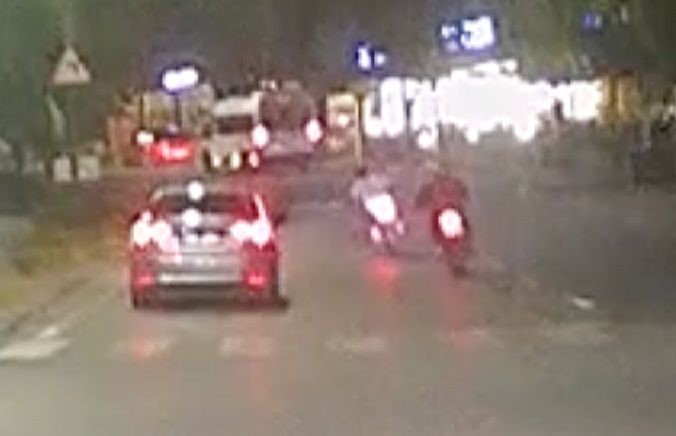 otomobil-ile-2-motosiklet-yaris-yaparak-trafigi-tehlikeye-dusurdu