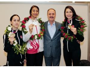 Şampiyon Taekwondocularımız Çiçeklerle Karşılandı